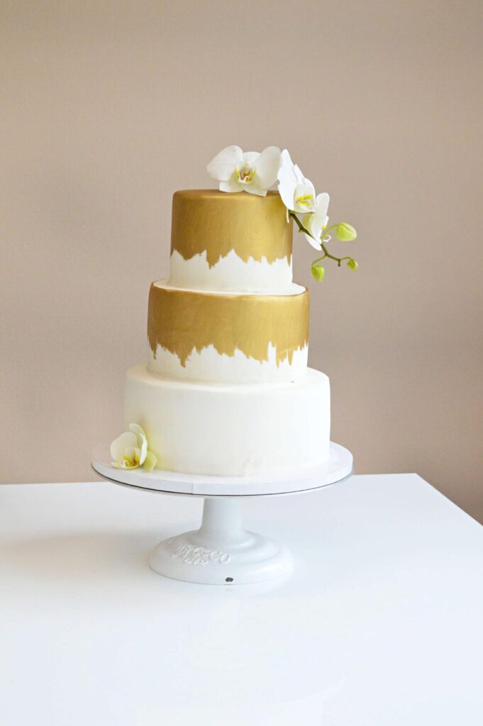 Whitte gold orchidee cake Web scaled 1