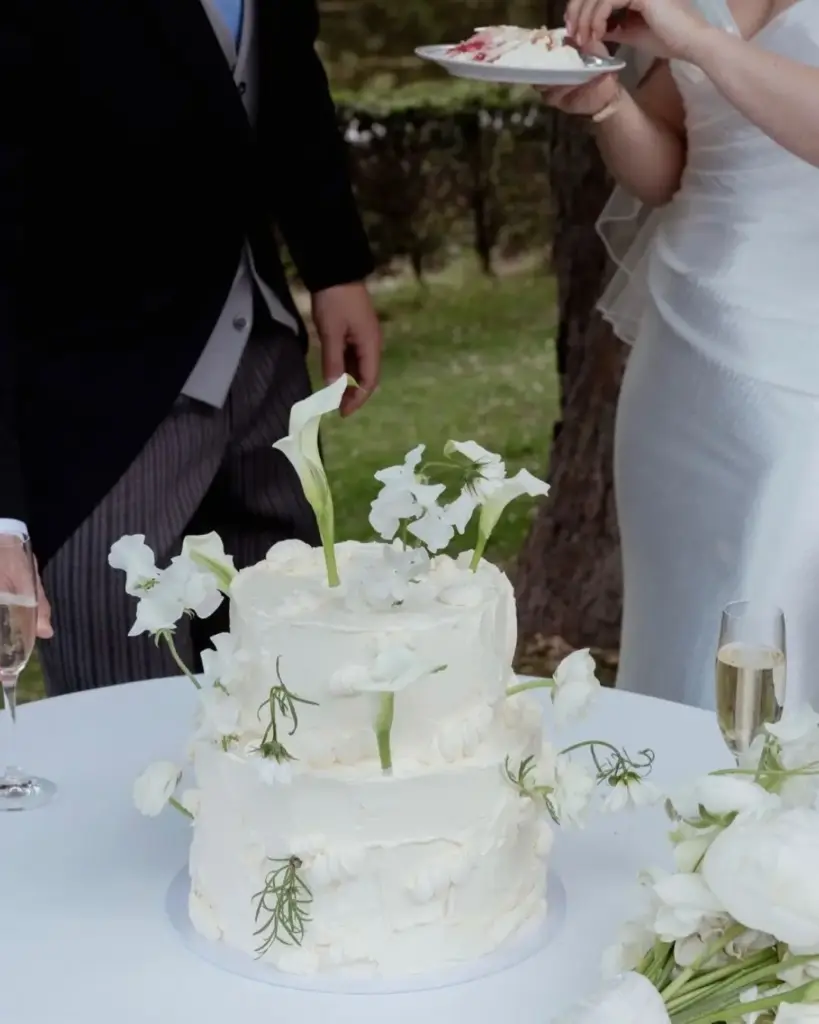 moderne-bruidstaart-verse- bloemen