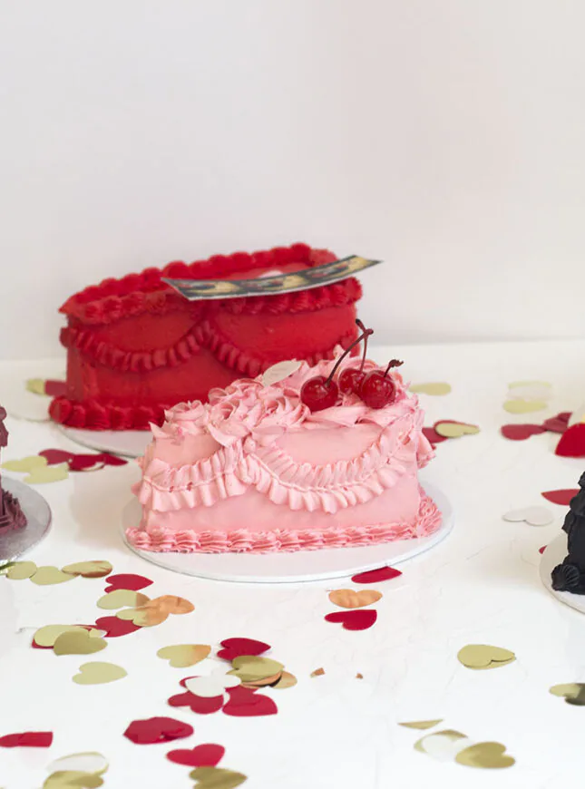 valetijn-taart-cake-slice stukjes-taart-roze-wit-zwart-burgundy-rood