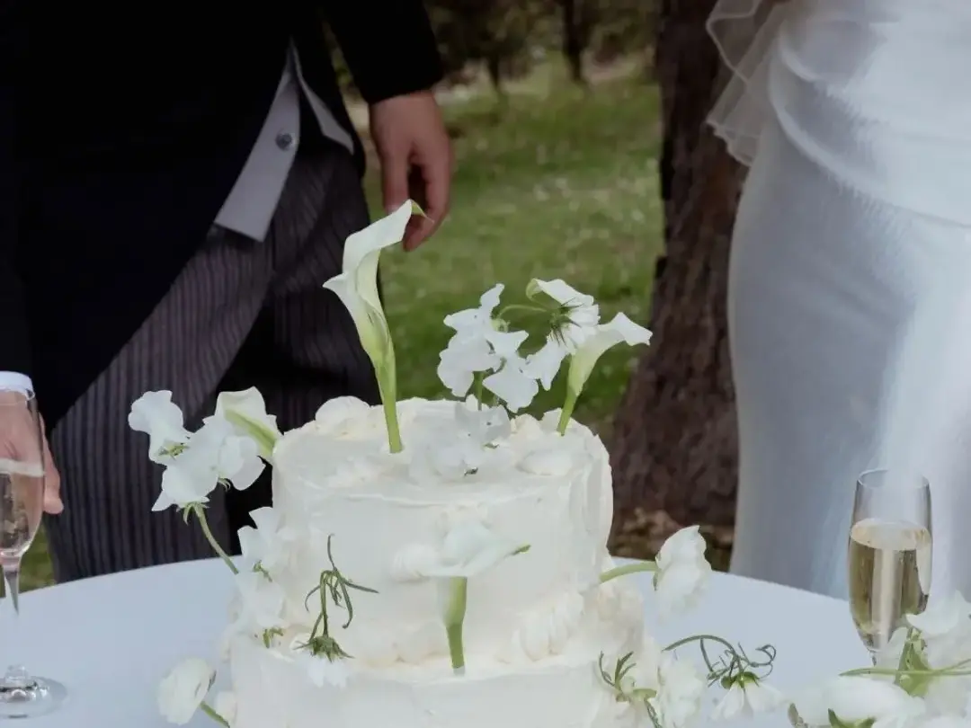 moderne-bruidstaart-verse- bloemen