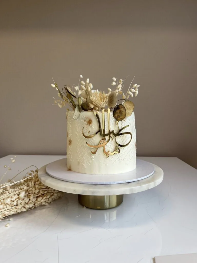 Luxe Eid Mubarak taart met droogbloemen & gouden acryl topper