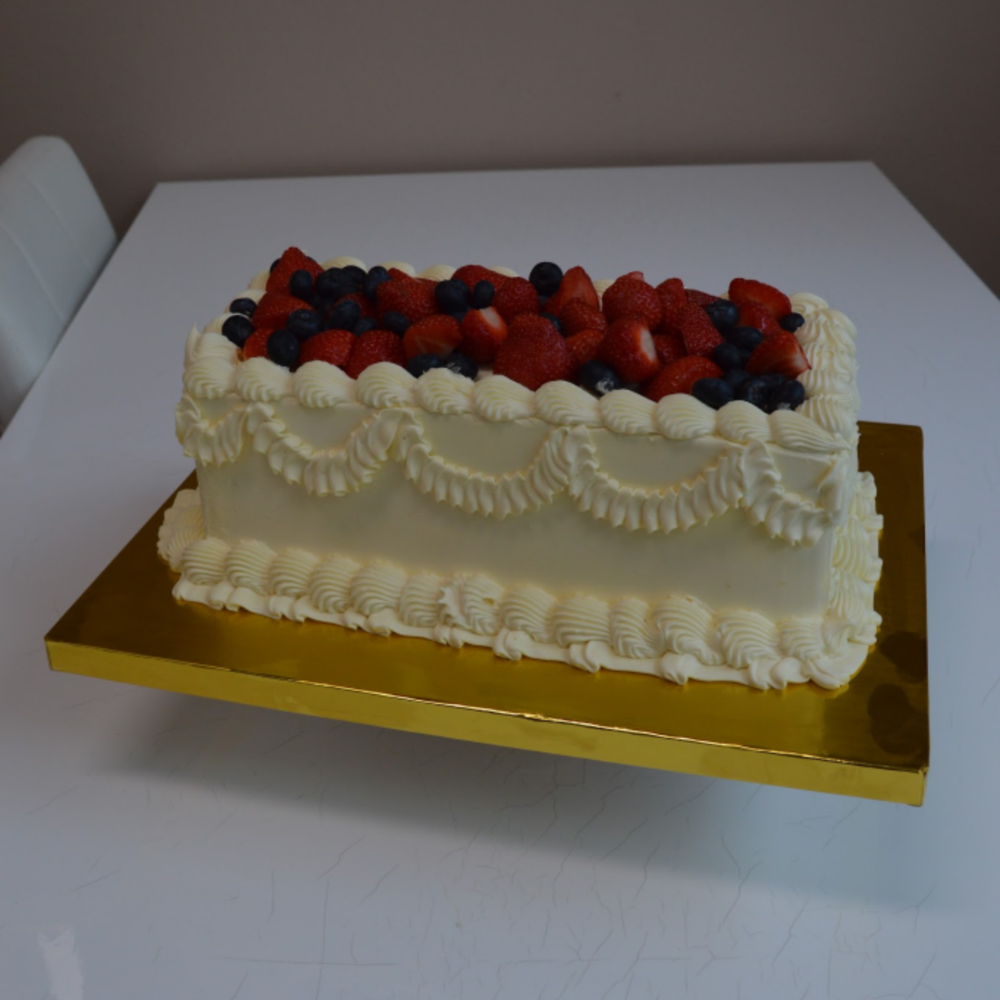 Vintage Slagroomtaart met Aardbeien en Blauwe Bessen