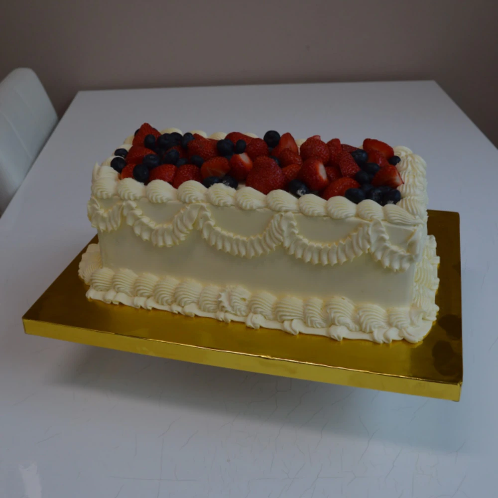 Vintage Slagroomtaart met Aardbeien en Blauwe Bessen